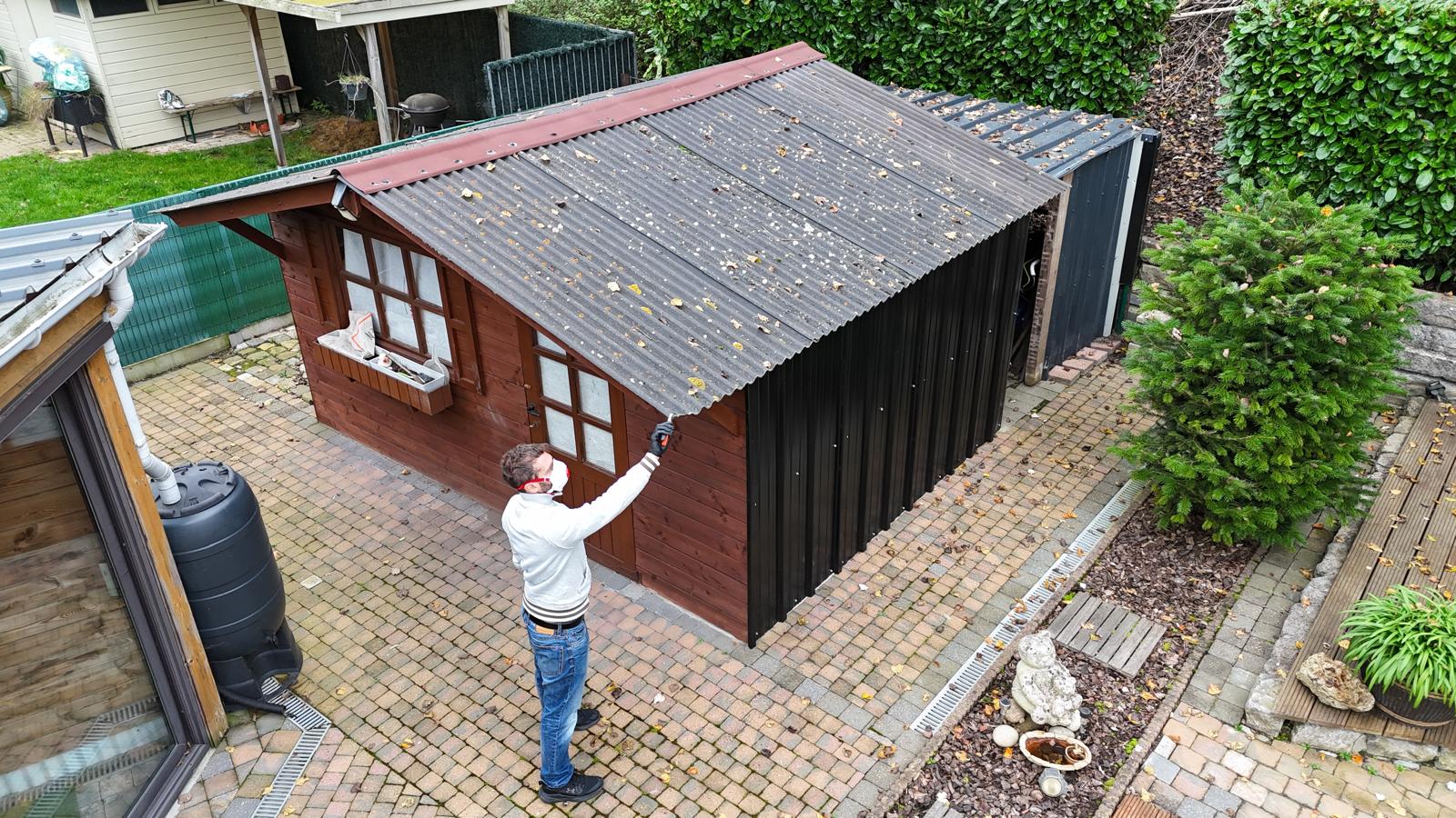 Inspectieonderzoek naar asbest op een dak in België in een woonhuis.